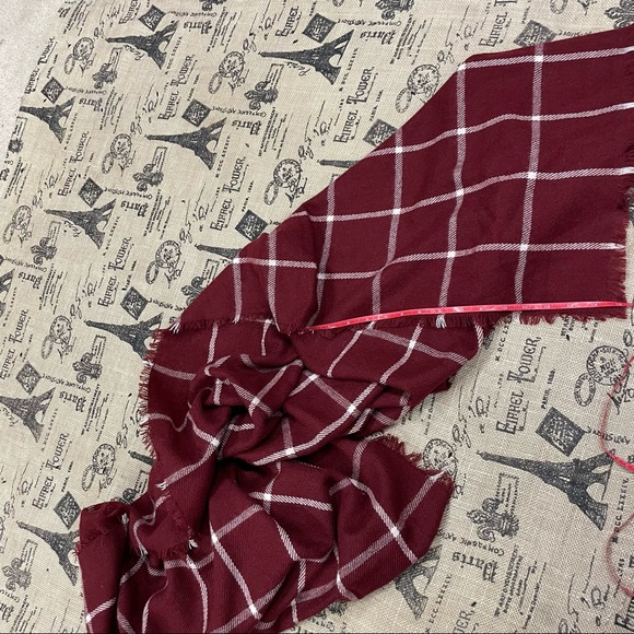Express NWT! Burgundy/White Plaid Fringe Scarf One Size - Picture 7 of 7
